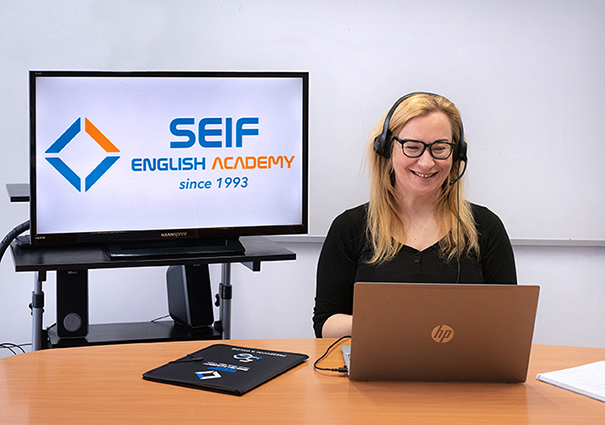 Alumna de Seif English Academy practicando el ingles conversacional online