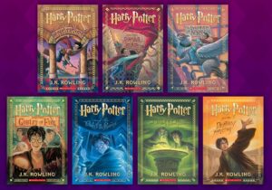 foto de los siete libros de la saga Harry Potter sobre un hermoso mantel morado