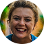 Nuria usando [Producto]: sonrisa genuina en testimonio de cliente