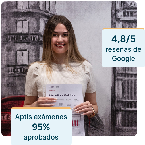 Estudiante sonriendo en las instalaciones modernas de la academia en Gran Vía 50 mirando a cámara con su certificado de aprobado del examen Aptis; se muestran textos destacando una valoración de 4,8 sobre 5 en Google Reviews y una tasa de aprobado del 95 %