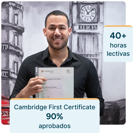 Estudiante sonriente en las modernas instalaciones de la academia en Gran Vía 50, mirando a cámara y sosteniendo su certificado que demuestra haber aprobado un examen de Cambridge. Dos gráficos indican que el curso de preparación para el examen Cambridge tiene más de 40 horas presenciales y que el 90% de los estudiantes aprueban.