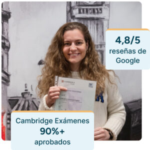 Estudiante sonriente en las modernas instalaciones de nuestra academia de inglés en Madrid, mirando a cámara y sosteniendo su certificado que demuestra haber aprobado el examen Cambridge. Dos gráficos muestran que la academia tiene una valoración de 4,8 sobre 5 en Google Reviews y que el 90% de los estudiantes aprueban el examen Cambridge.