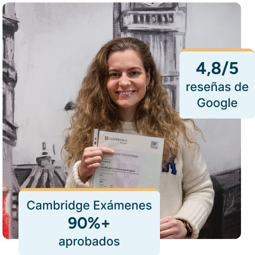 Estudiante sonriente en las modernas instalaciones de la academia en Gran Vía 50, mirando a cámara y sosteniendo su certificado que demuestra haber aprobado el examen Cambridge. Dos gráficos muestran que la academia tiene una valoración de 4,8 sobre 5 en Google Reviews y que el 90 % de los estudiantes aprueban el examen Cambridge.