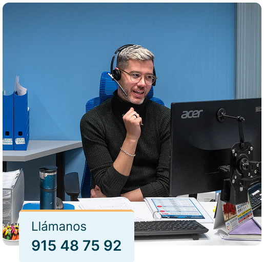 Administrador de Seif English Academy asesorando a estudiante por teléfono. Teléfono visible: +34 915 487 592 (academia inglés adultos, Madrid).