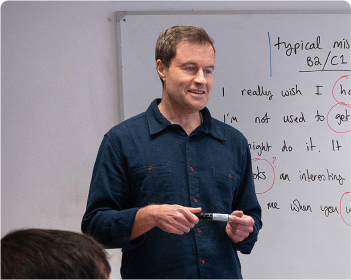 Profesor Oran enseñando inglés para adultos en Seif English Academy, Madrid
