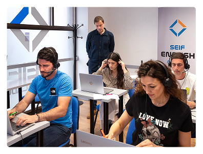Imagen de estudiantes realizando el Oxford Test of English online bajo la supervisión de un profesor nativo