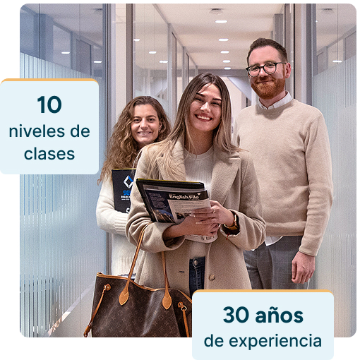 Dos estudiantes en las instalaciones modernas de la academia en Gran Vía 50 mirando a cámara; se muestran textos destacando que la academia ofrece 10 niveles de clases y 30 años de experiencia enseñando inglés