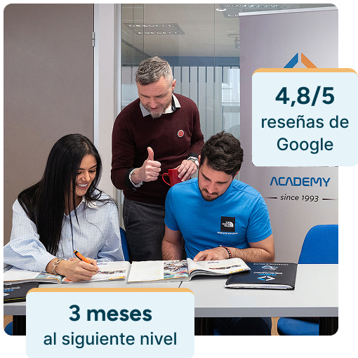 Dos estudiantes en las instalaciones modernas de la academia en Gran Vía 50 revisando un libro de Oxford University Press mientras un profesor nativo y con experiencia les ayuda; se muestran gráficos destacando una valoración de 4,8 sobre 5 en Google Reviews y que los cursos permiten subir de nivel en 3 meses