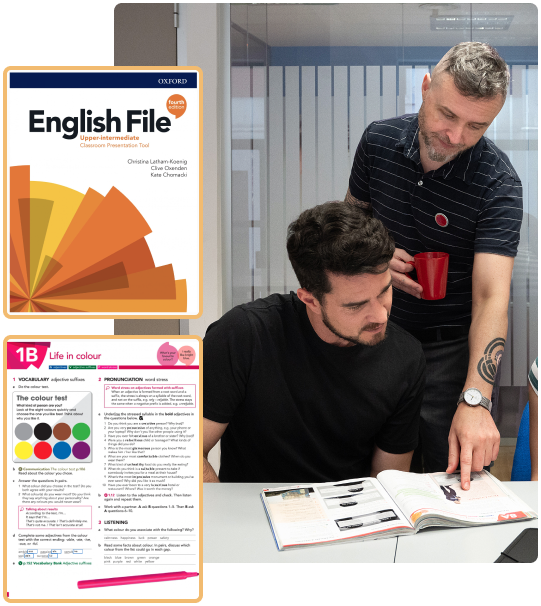 Clase de inglés en Madrid: Profesor Paul asesora alumno usando libro Oxford English File (páginas visibles) - Seif Academy adultos.