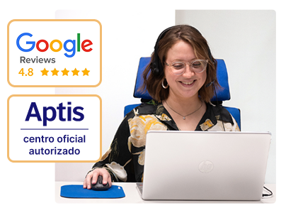 Mujer sonriente usando auriculares mientras trabaja en un portátil. A la izquierda, se muestra una calificación de 4,8 estrellas en Google Reviews y el logotipo de Aptis con el texto "centro oficial autorizado