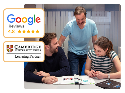 Profesor sonriente enseñando a dos alumnos adultos que estudian inglés juntos en un aula moderna. En la imagen se destacan las valoraciones de Google con 4.8 estrellas y el sello de socio de Cambridge University Press, reflejando calidad y confianza en la academia.