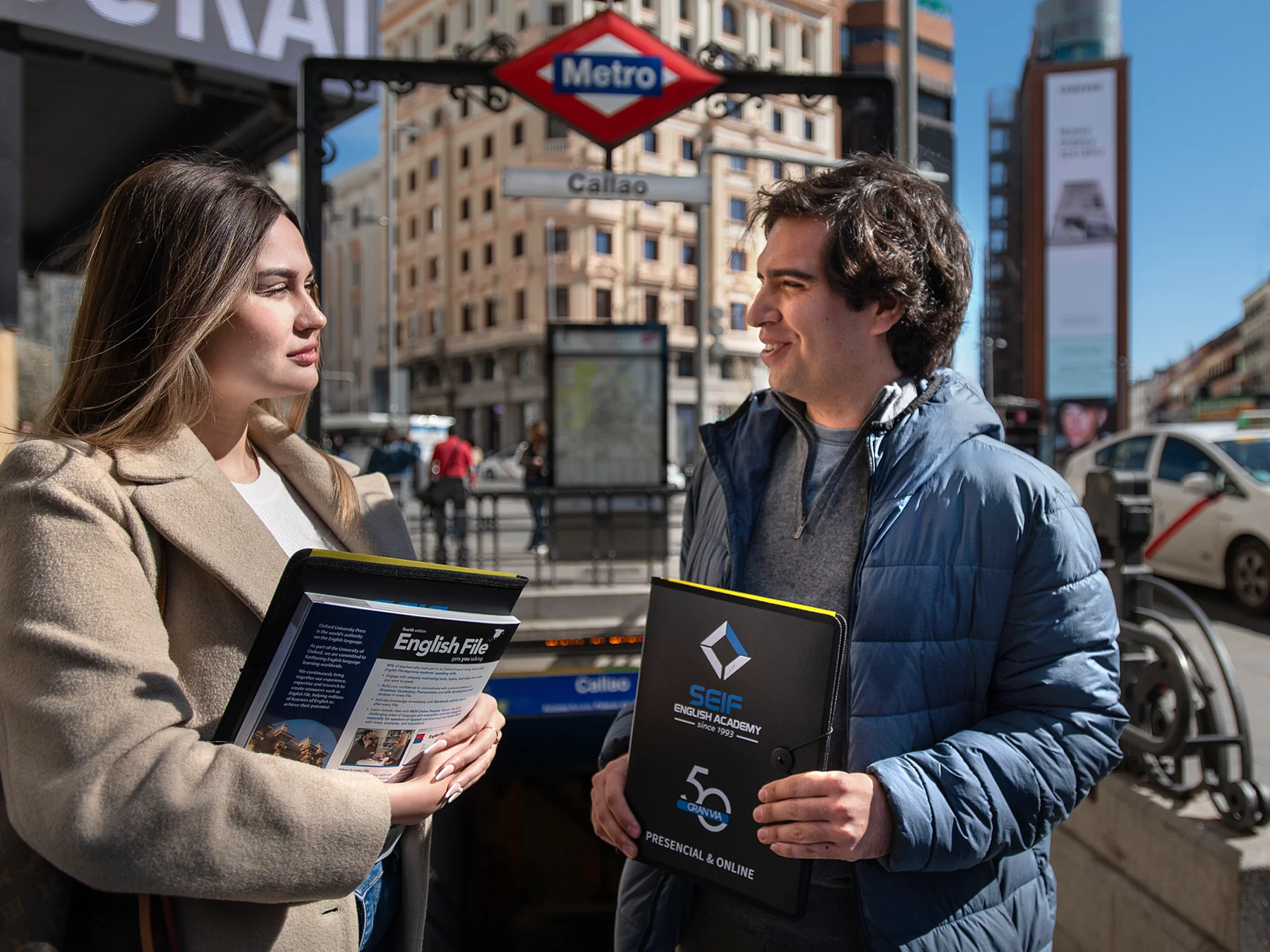 Dos personas junto a la estación de Metro de Callao