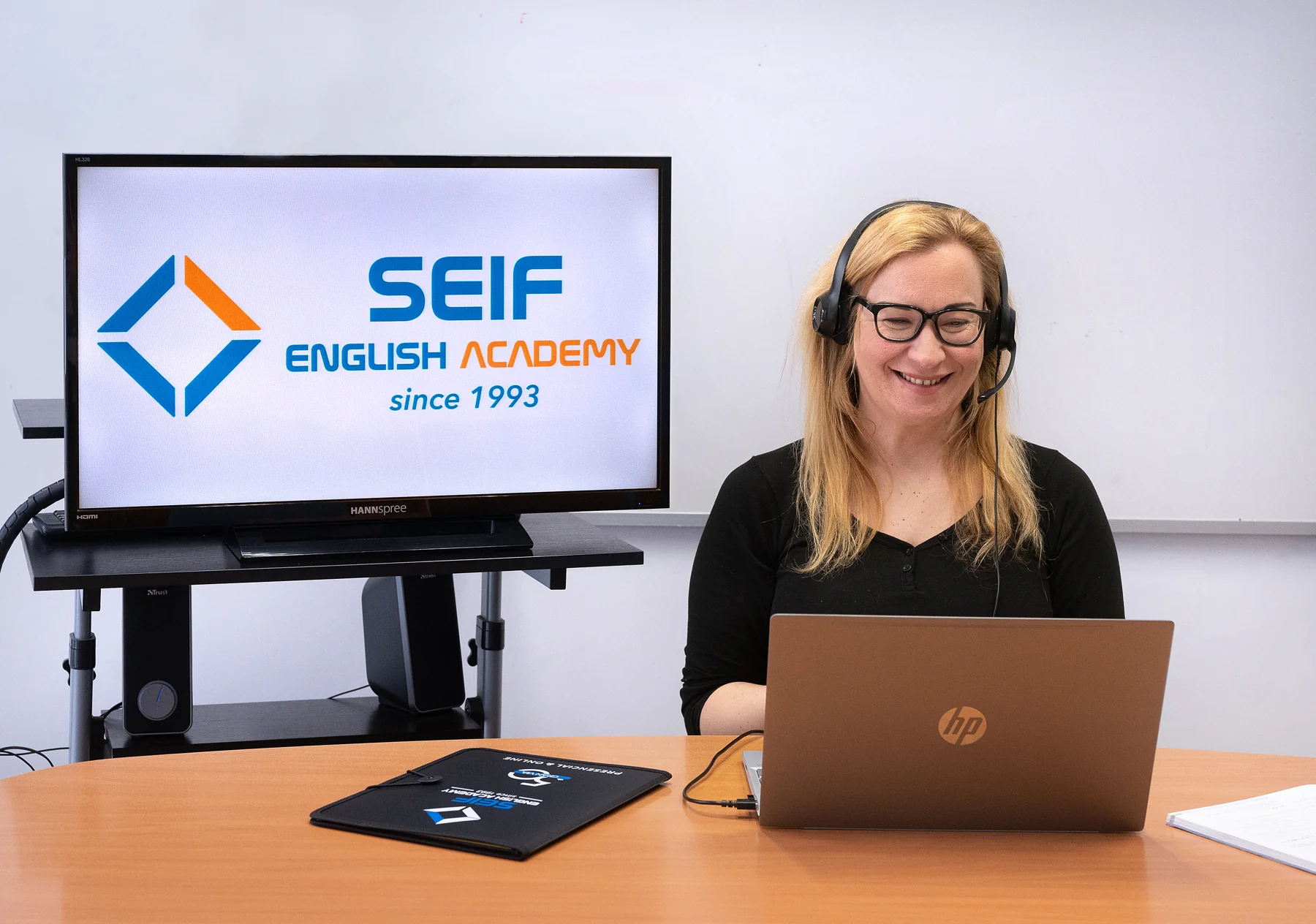 Persona trabajando con auriculares y portátil en Seif