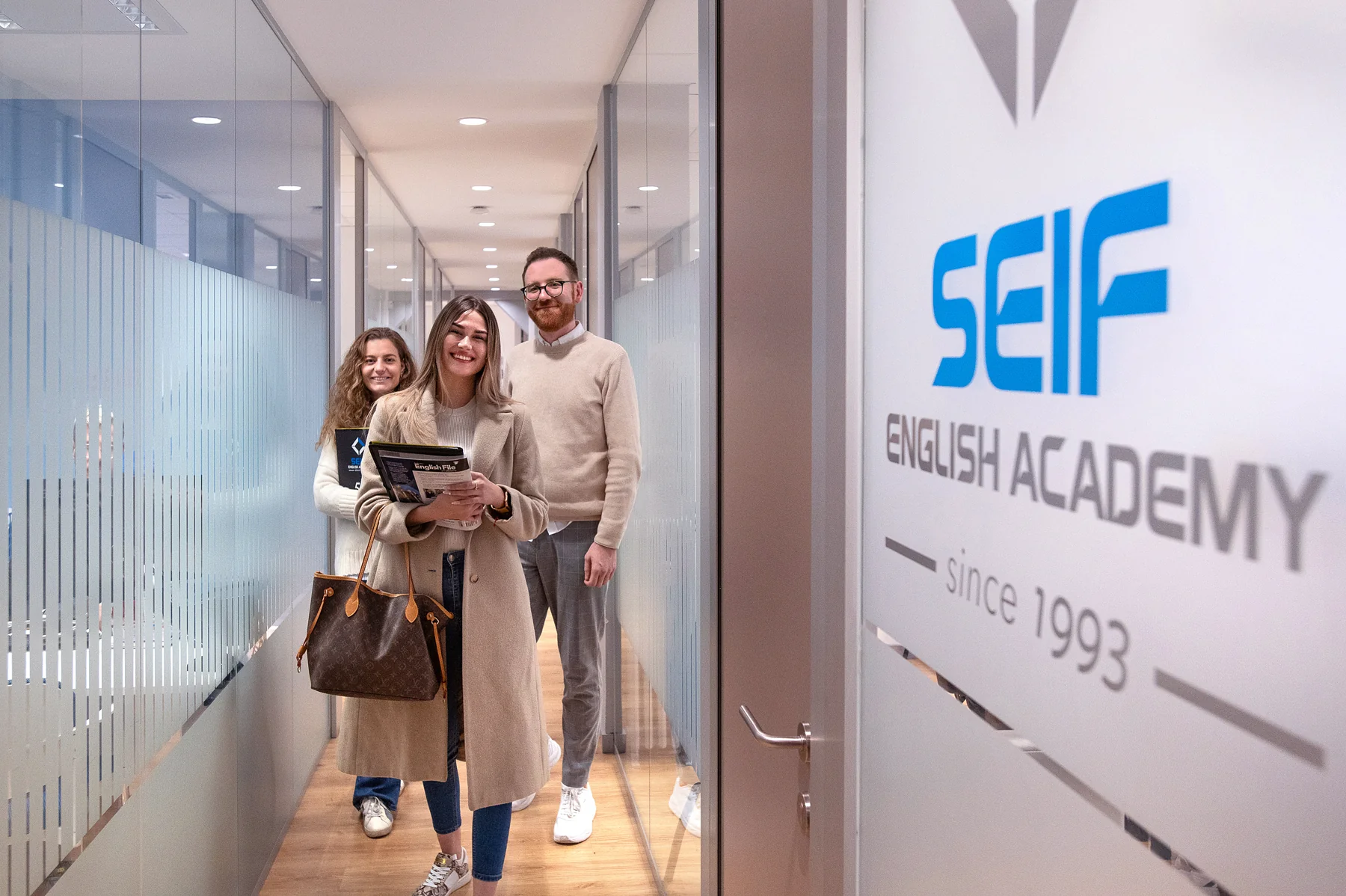 Personas recorriendo el pasillo interior de Seif English Academy