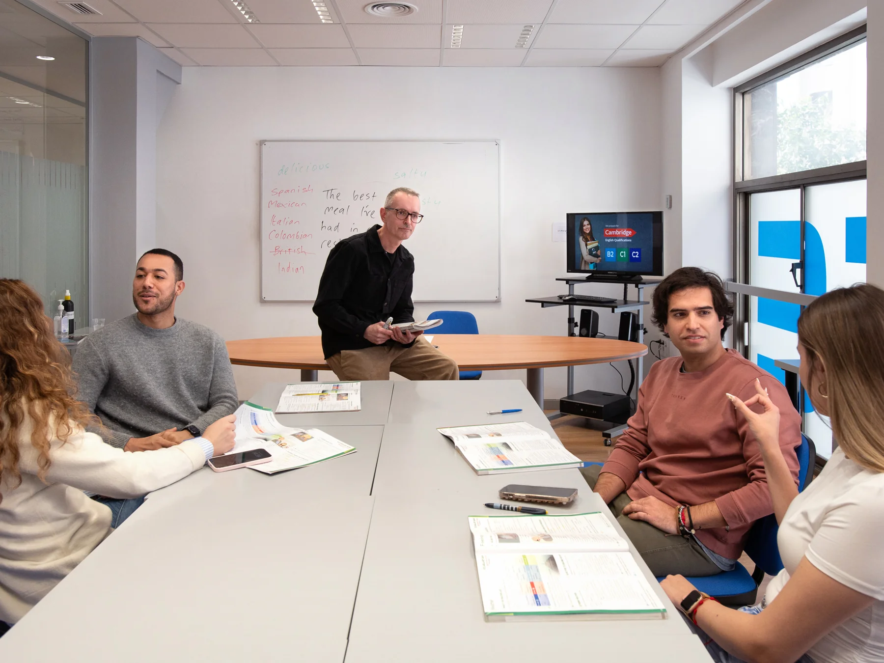 Una clase de inglés alrededor de una mesa en Seif